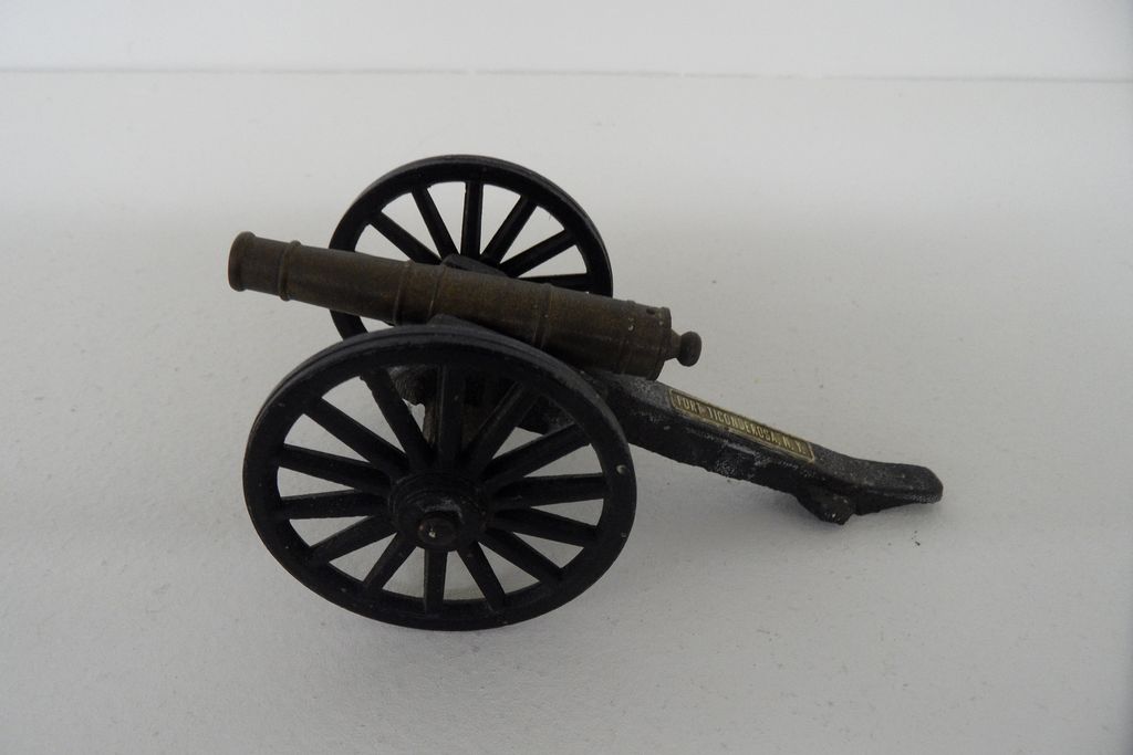Vintage - Brass and Cast Iron Canon - Miniature - Fort Ticonderoga Vintage - Brass and Cast Iron Canon - Miniature - Fort Ticonderoga