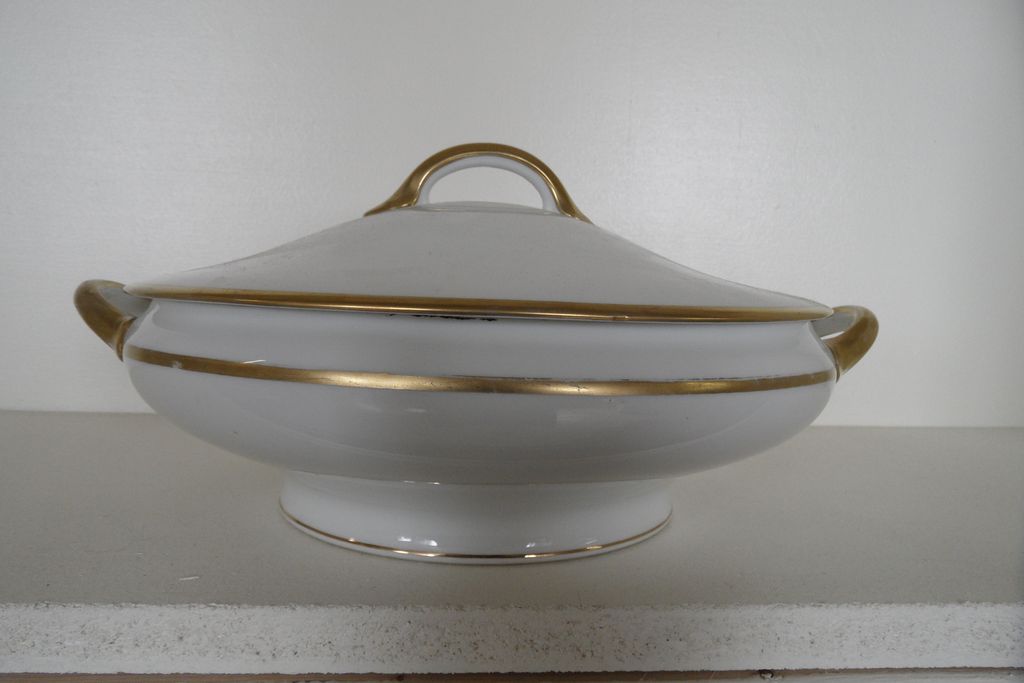 Vintage - Porcelain - Soup Tureen Vintage - Porcelain - Soup Tureen