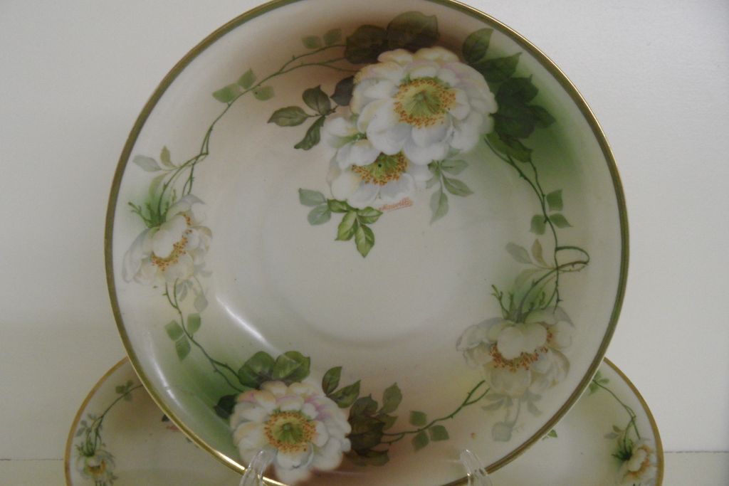 Vintage - Porcelain - Serving Bowl and Six Berry Bowls Vintage - Porcelain - Serving Bowl and Six Berry Bowls