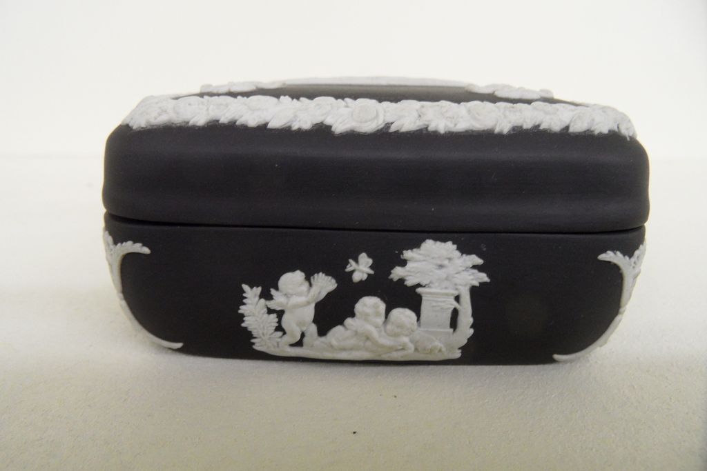 Vintage - Wedgewood - Covered Trinket Box Vintage - Wedgewood - Covered Trinket Box