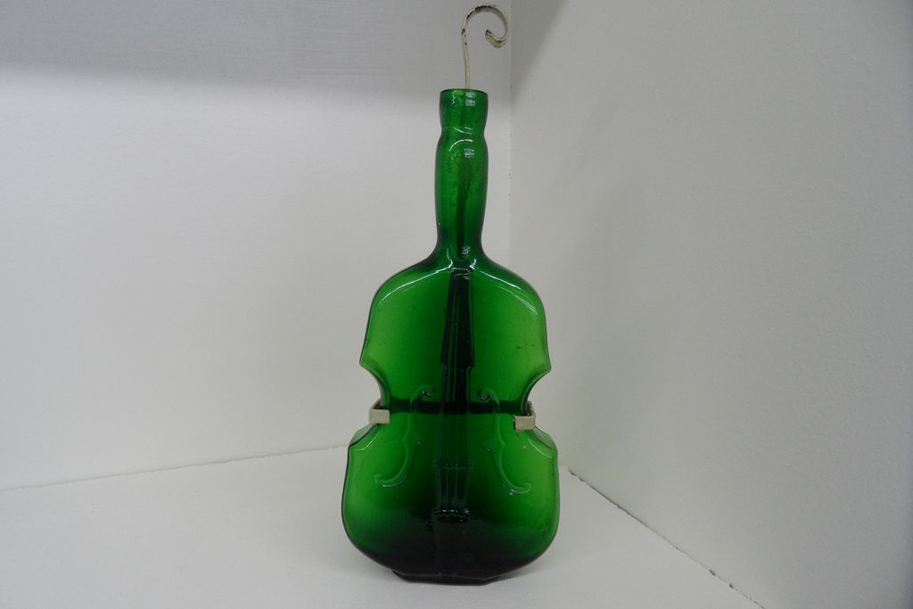 Vintage - Glass - Green hand-blown Violin with Hanger Vintage - Glass - Green hand-blown Violin with Hanger