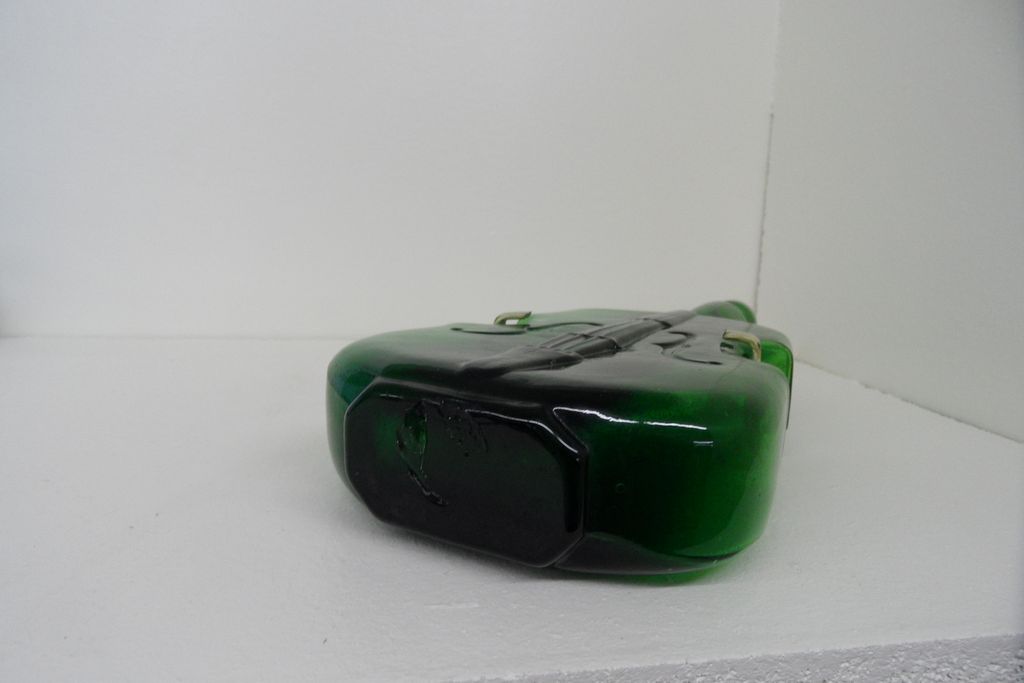 Vintage - Glass - Green hand-blown Violin with Hanger Vintage - Glass - Green hand-blown Violin with Hanger