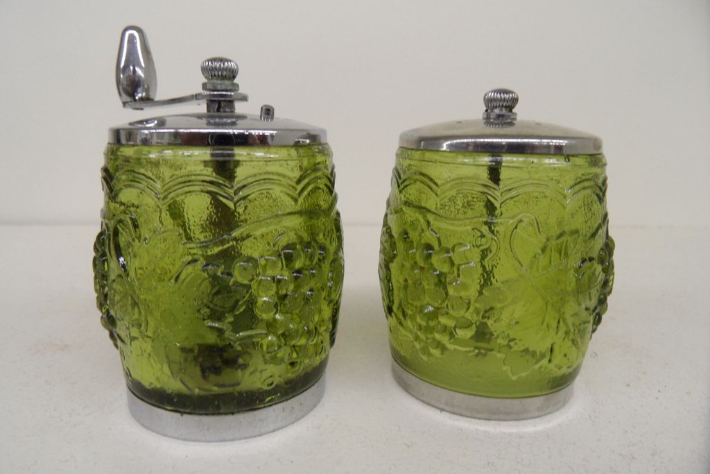 Vintage - Glass - Pepper Grinder and matching Shaker Vintage - Glass - Pepper Grinder and matching Shaker
