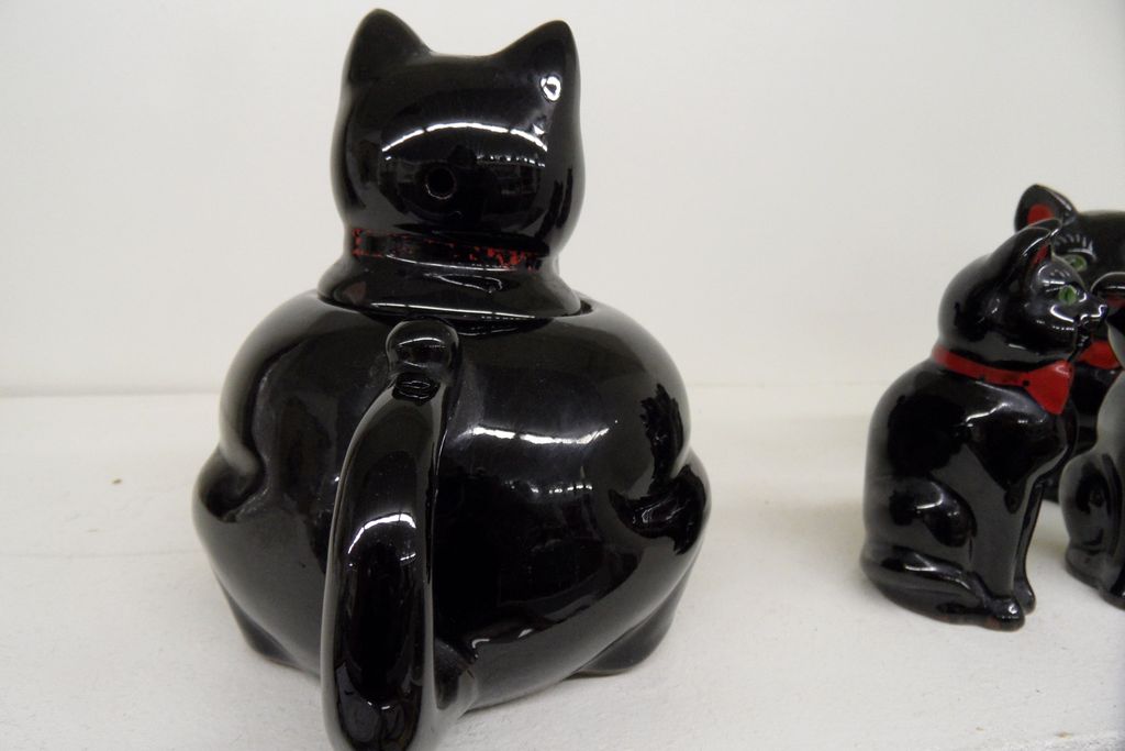 Vintage - Fine Porcelain - Shafford Japan - TeaPot, Creamer, Sugar, S&P Vintage - Fine Porcelain - Shafford Japan - TeaPot, Creamer, Sugar, S&P
