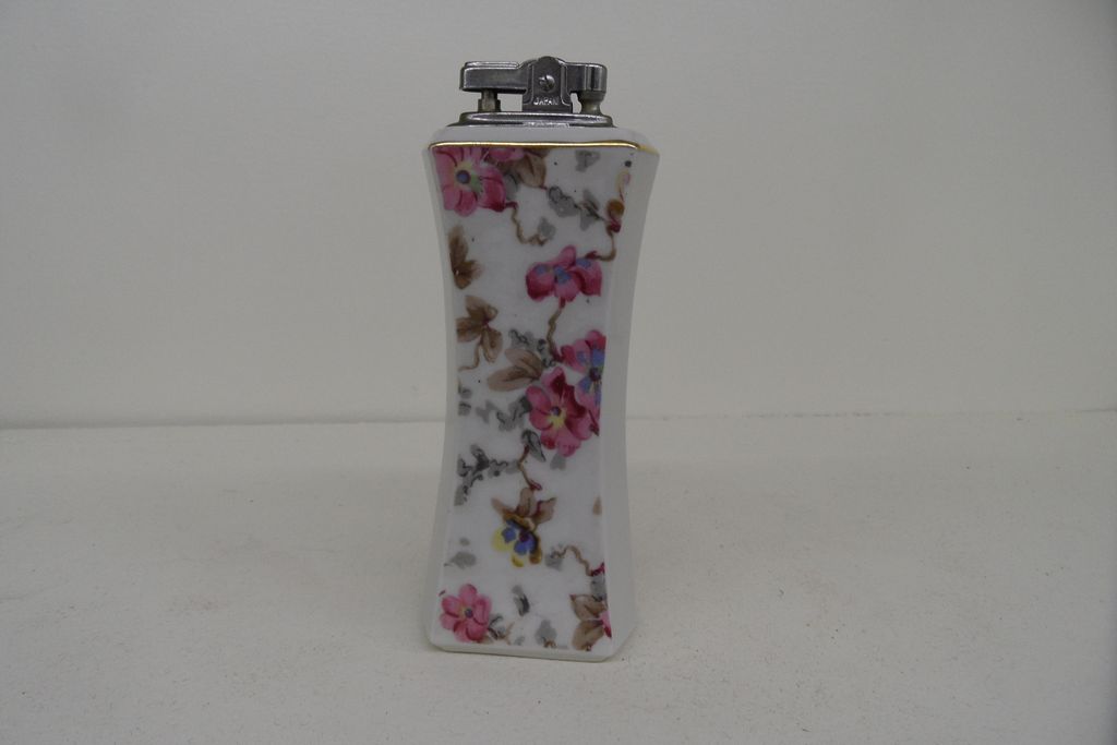 Vintage - Porcelain - Royal Sealy - Table Lighter Vintage - Porcelain - Royal Sealy - Table Lighter