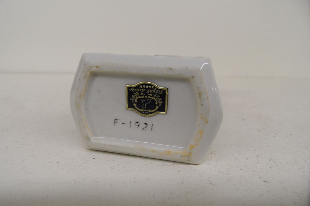 Vintage - Porcelain - Royal Sealy - Table Lighter Vintage - Porcelain - Royal Sealy - Table Lighter