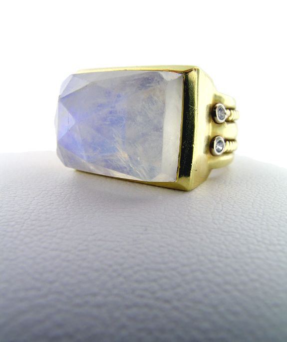 Vintage 18KT Moonstone Ring Vintage 18KT Moonstone Ring