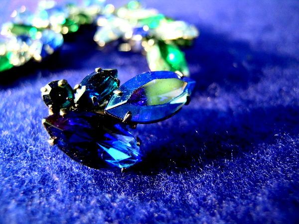 Beautiful Green & Blue Rhinestone Broach w/ Earrings Beautiful Green & Blue Rhinestone Broach w/ Earrings
