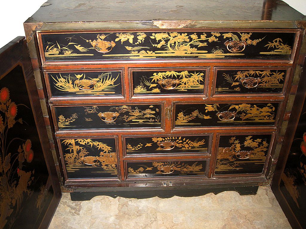 Exquisite Antique Japanese Lacquer Chest Exquisite Antique Japanese Lacquer Chest