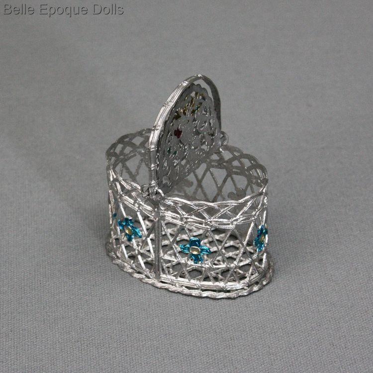 A Colorful Miniature Basket for your Doll - by Babette Schweizer A Colorful Miniature Basket for your Doll - by Babette Schweizer