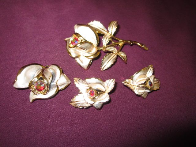 Florenza Pin, Pendant and Earring Set Florenza Pin, Pendant and Earring Set
