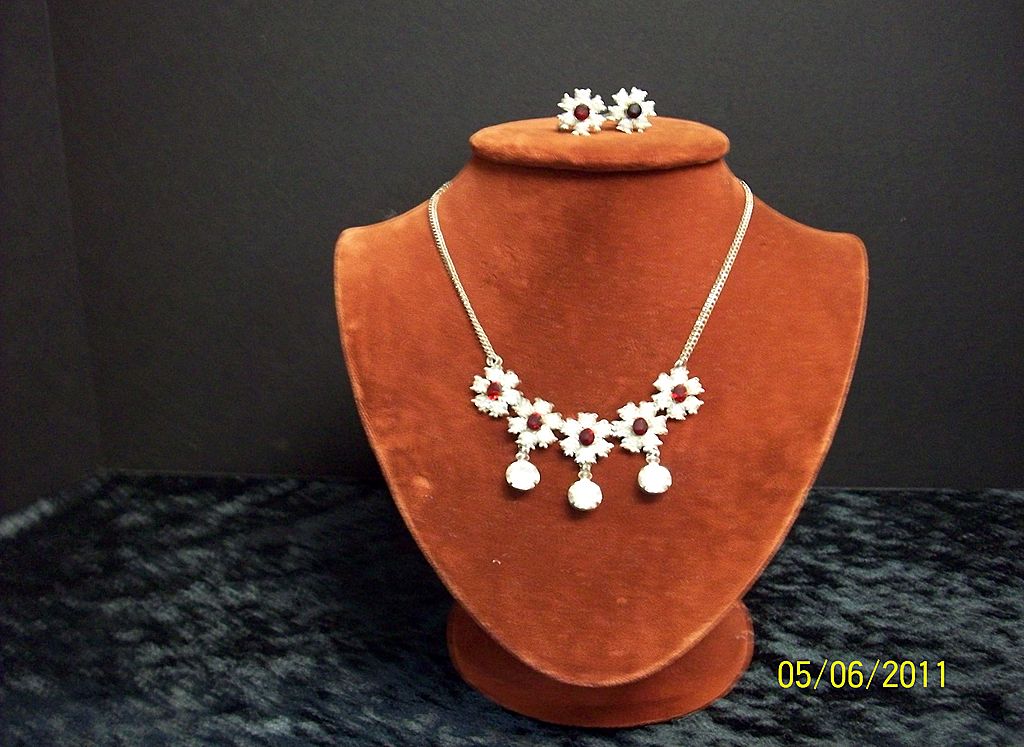 Nemo Necklace and Earrings with white and red rhinestones Nemo Necklace and Earrings with white and red rhinestones