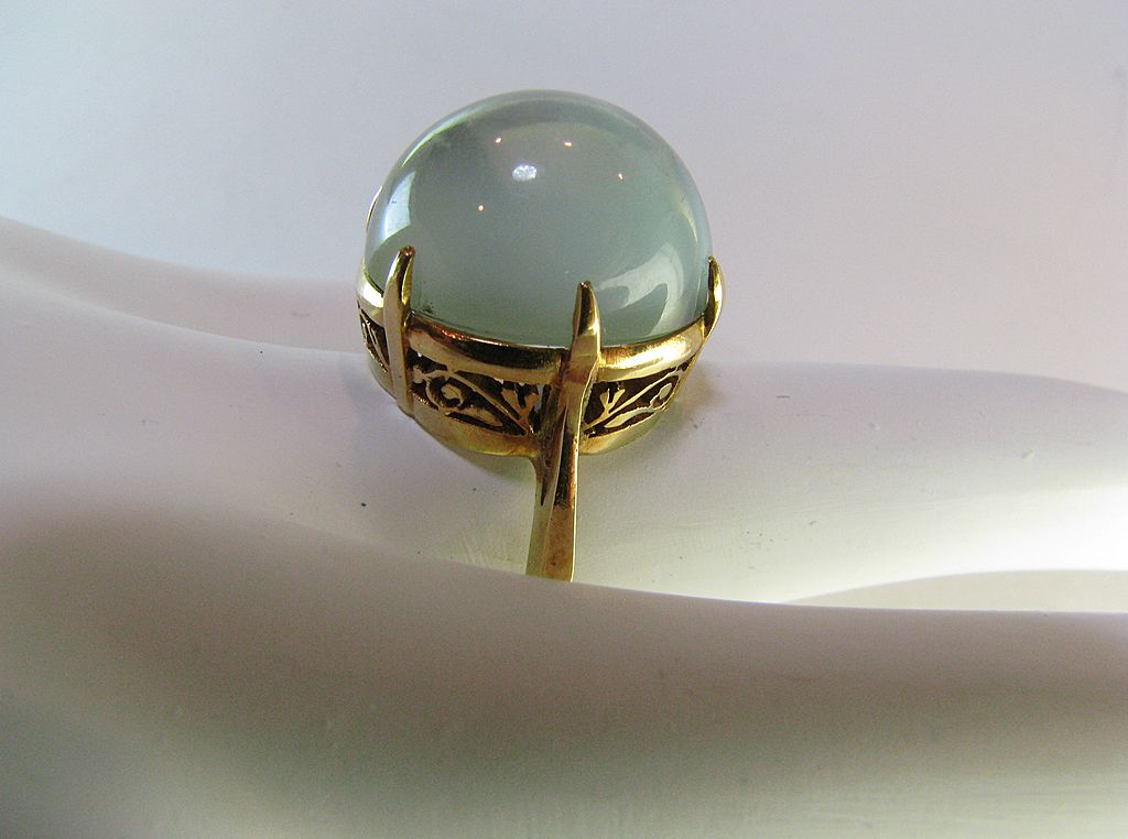 Vintage 18k Solid Gold Large Moonstone Ring Circa 1940's Vintage 18k Solid Gold Large Moonstone Ring Circa 1940's