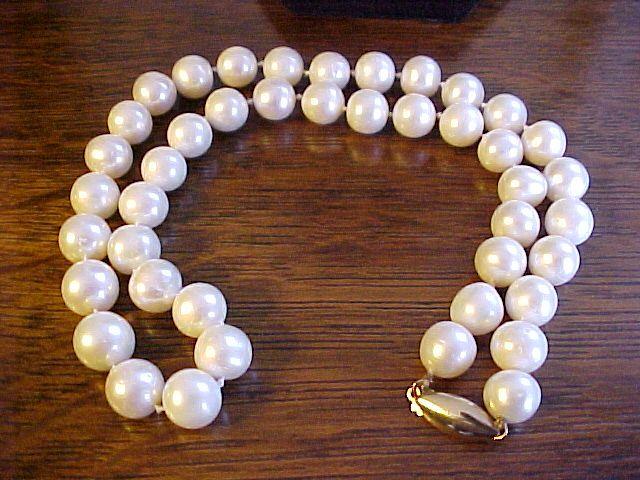 Estate Akoya Cultured 10-10.5 mm Pearl Necklace 14K gold clasp Estate Akoya Cultured 10-10.5 mm Pearl Necklace 14K gold clasp