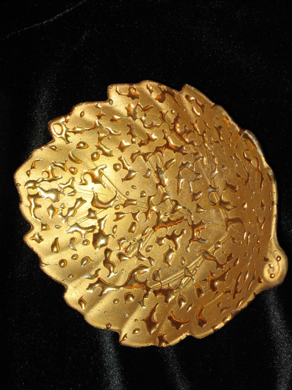 Weeping gold 2 dishes 22 kt. gold Weeping gold 2 dishes 22 kt. gold