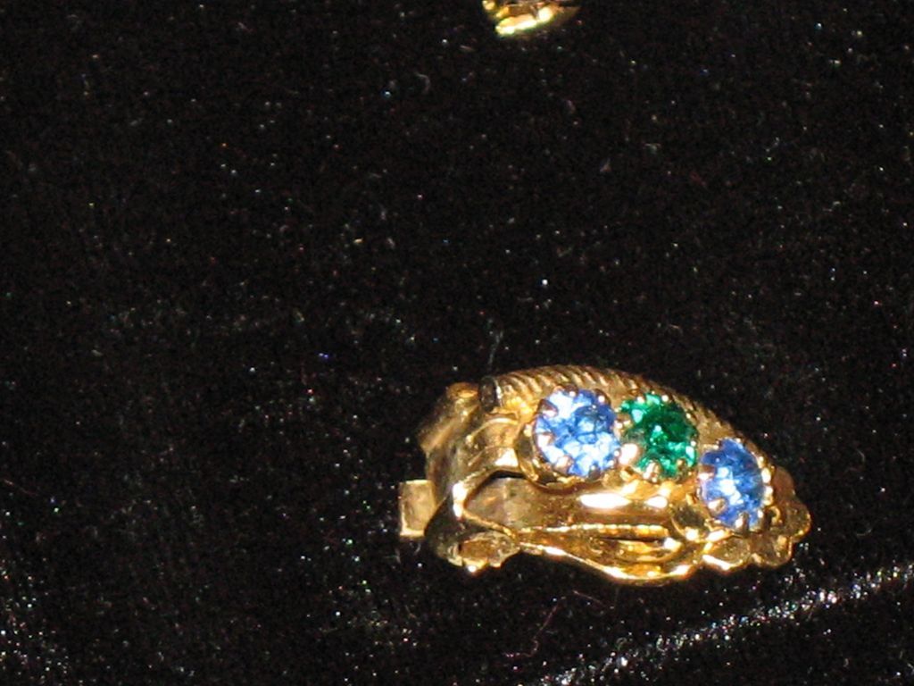 Vintage costume jeweled brooch and matching clip earrings Vintage costume jeweled brooch and matching clip earrings