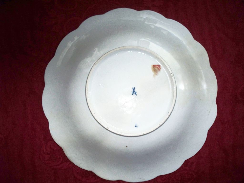 Antique Meissen Large Bowl with 8 Lion Masks circa 1900 Antique Meissen Large Bowl with 8 Lion Masks circa 1900