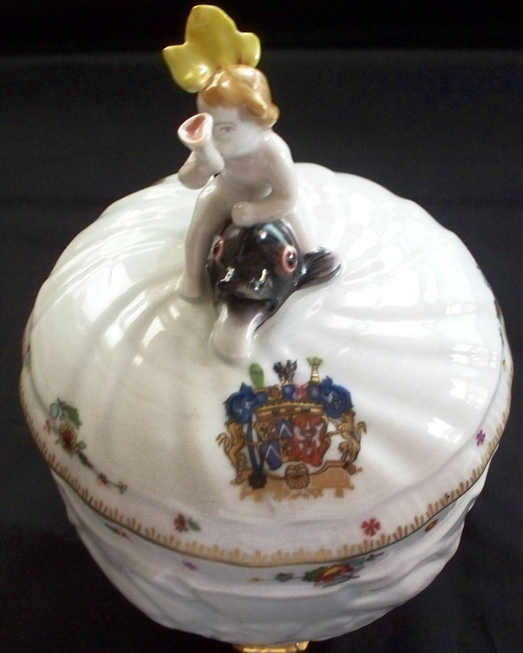 Mottahedeh Large Bowl "Swan" Boy on Dolphin & Armorial Crest New Mottahedeh Large Bowl "Swan" Boy on Dolphin & Armorial Crest New