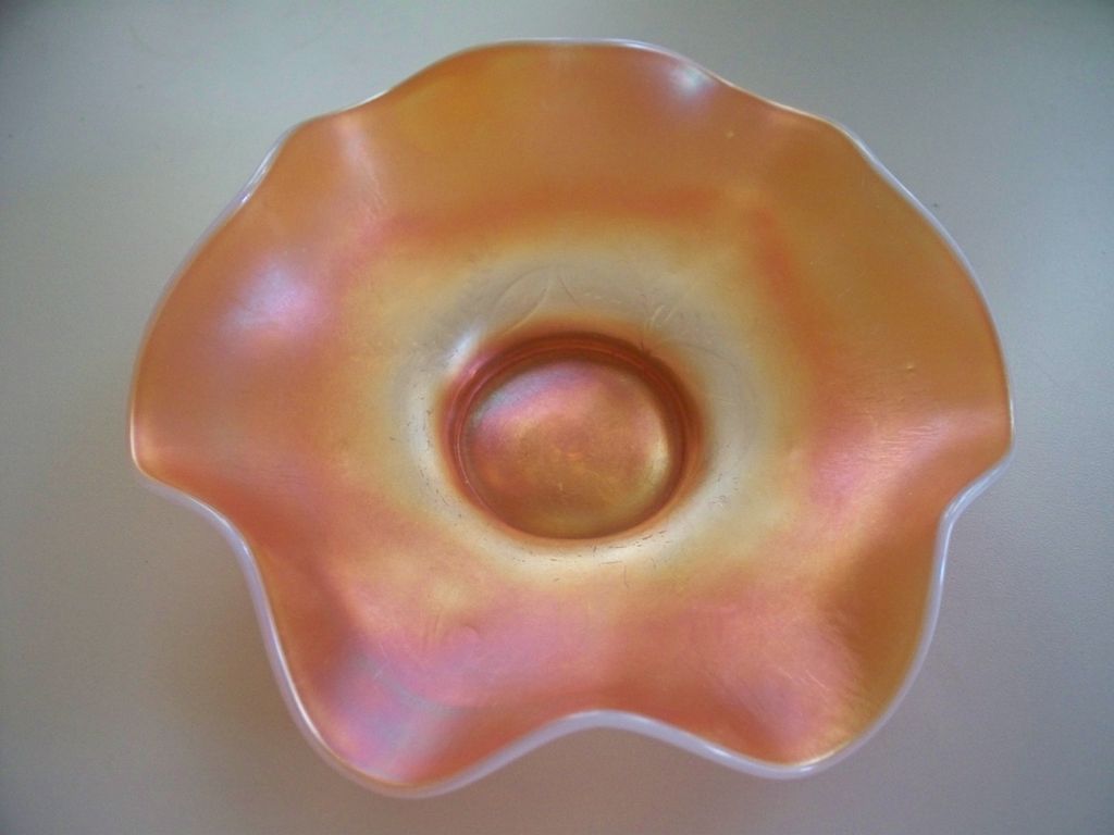Vintage Carnival Glass Opalescent Swirling Daisy Bowl Vintage Carnival Glass Opalescent Swirling Daisy Bowl