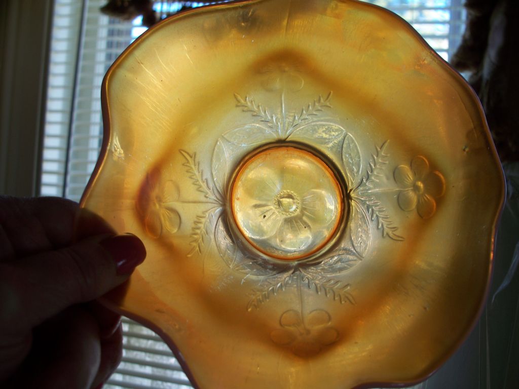 Vintage Carnival Glass Opalescent Swirling Daisy Bowl Vintage Carnival Glass Opalescent Swirling Daisy Bowl