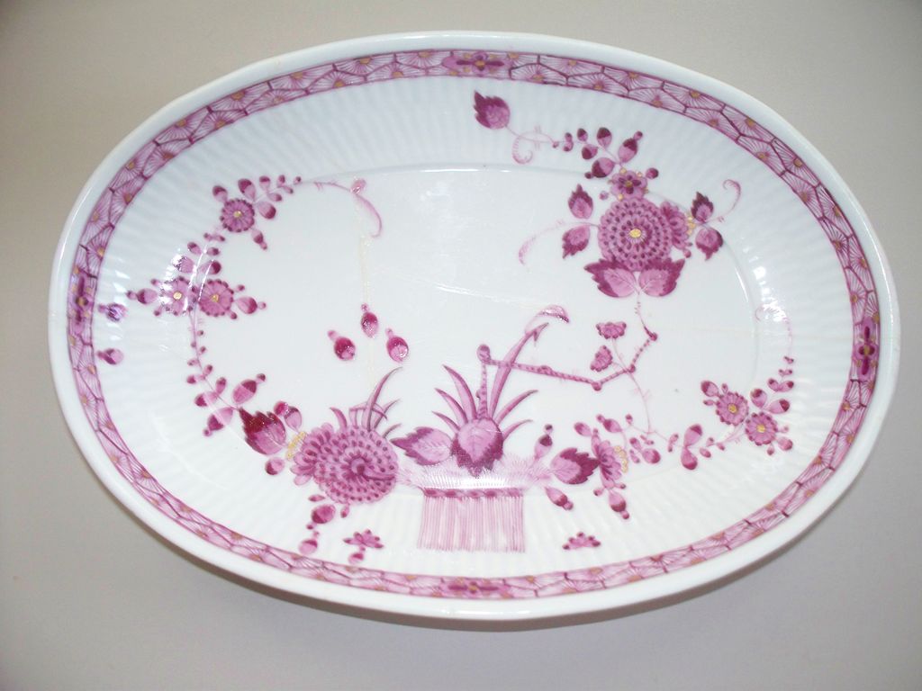 Meissen Marcolini Fluted Oval Bowl with Gold Gilt Accents 1773-1814 Meissen Marcolini Fluted Oval Bowl with Gold Gilt Accents 1773-1814