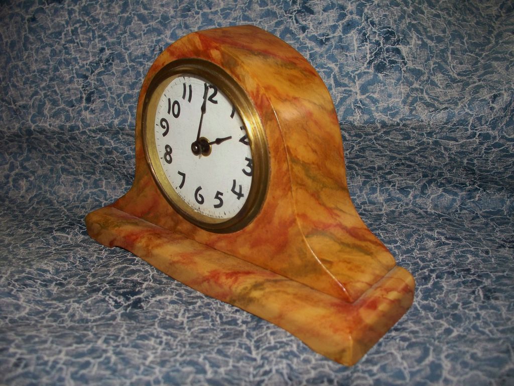 Faux Marble Mantel Clock Winsted, Connecticut USA Faux Marble Mantel Clock Winsted, Connecticut USA