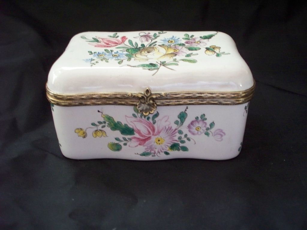 Antique French Faience V.P. Beautiful Flowers Box perfect Antique French Faience V.P. Beautiful Flowers Box perfect