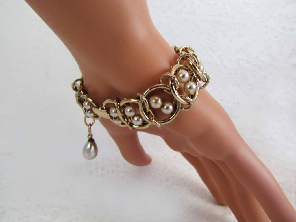 Vintage Goldette Gold Tone Link and Faux Pearl Bracelet Vintage Goldette Gold Tone Link and Faux Pearl Bracelet