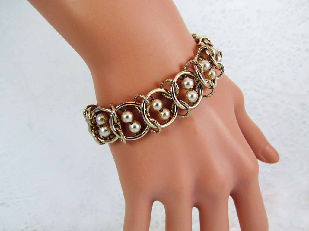 Vintage Goldette Gold Tone Link and Faux Pearl Bracelet Vintage Goldette Gold Tone Link and Faux Pearl Bracelet