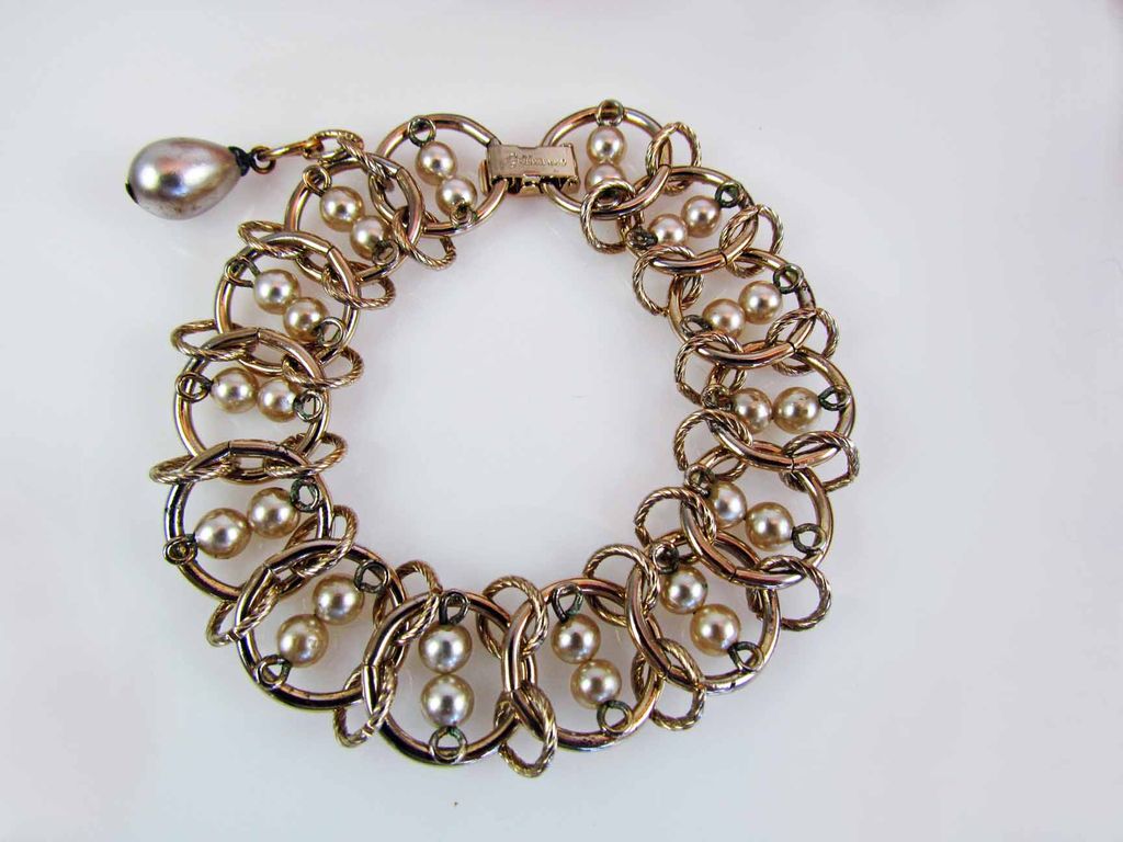 Vintage Goldette Gold Tone Link and Faux Pearl Bracelet Vintage Goldette Gold Tone Link and Faux Pearl Bracelet