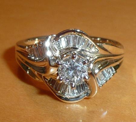 14K Yellow Gold Round Brilliant Diamond Engagement Ring 14K Yellow Gold Round Brilliant Diamond Engagement Ring