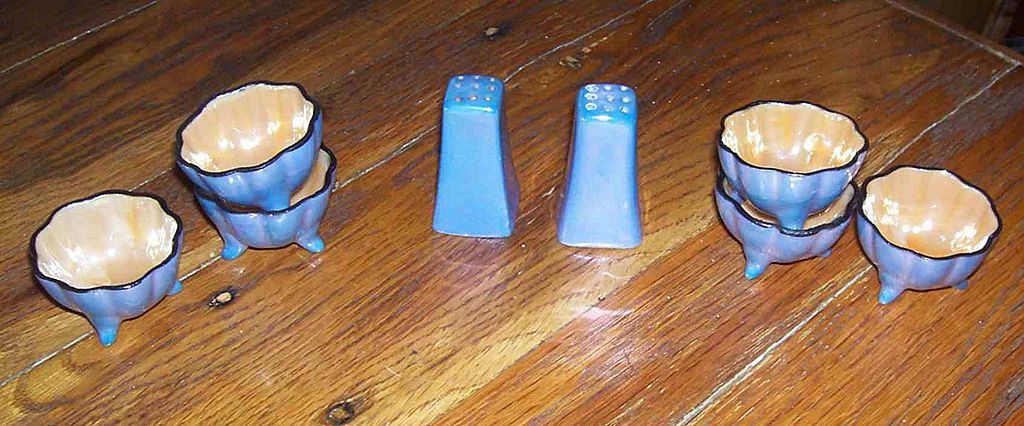 Vintage 8 pc set Made In Japan Miniature 3-Footed Bowls & Salt/Pepper Shakers Vintage 8 pc set Made In Japan Miniature 3-Footed Bowls & Salt/Pepper Shakers