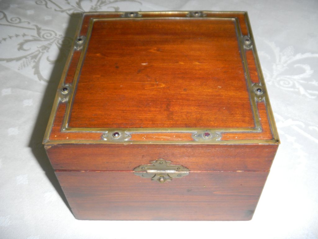 Edwardian English Mahogany Jeweled Collar Box Edwardian English Mahogany Jeweled Collar Box