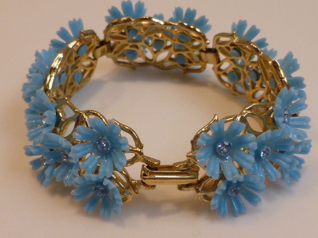 Vintage Plastic Flower Bracelet Vintage Plastic Flower Bracelet
