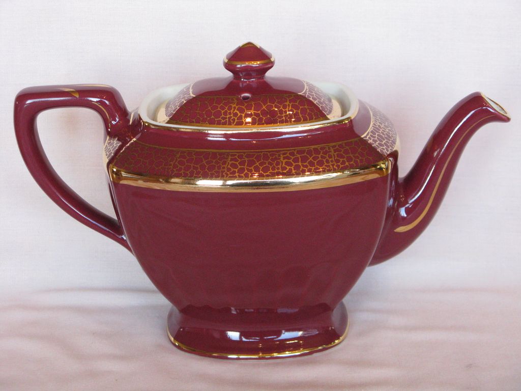 Hall China Hollywood Maroon with Standard Gold Teapot Hall China Hollywood Maroon with Standard Gold Teapot