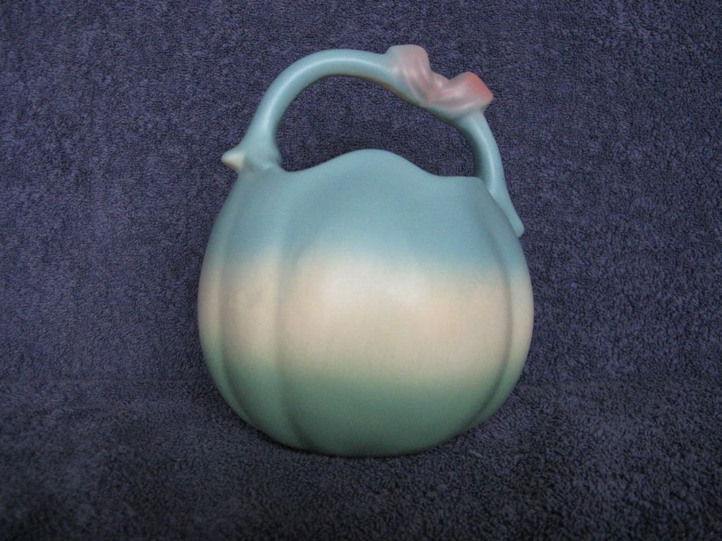 Hull Pottery Bow-Knot Basket "B-25-6-1/2" Hull Pottery Bow-Knot Basket "B-25-6-1/2"