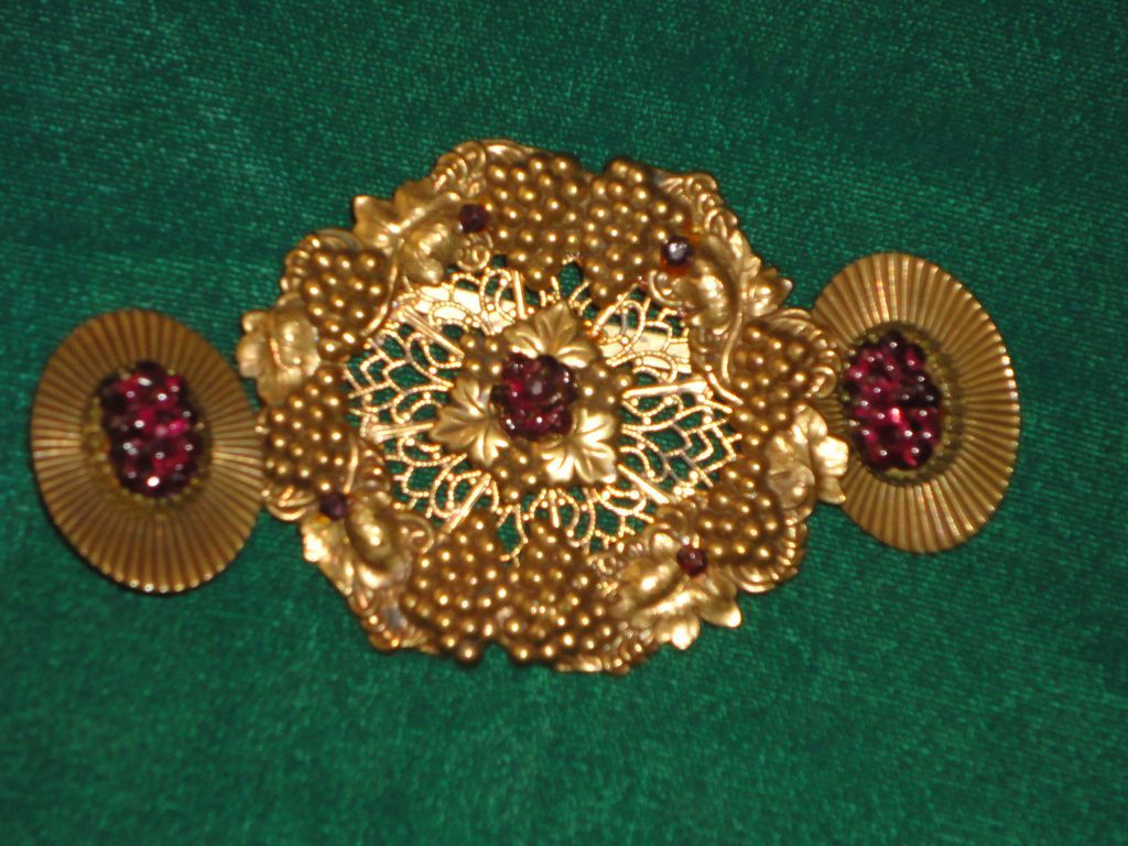 Jan Michaels Vintage Brass Garnet Grapes Brooch And Earrings Set. Jan Michaels Vintage Brass Garnet Grapes Brooch And Earrings Set.