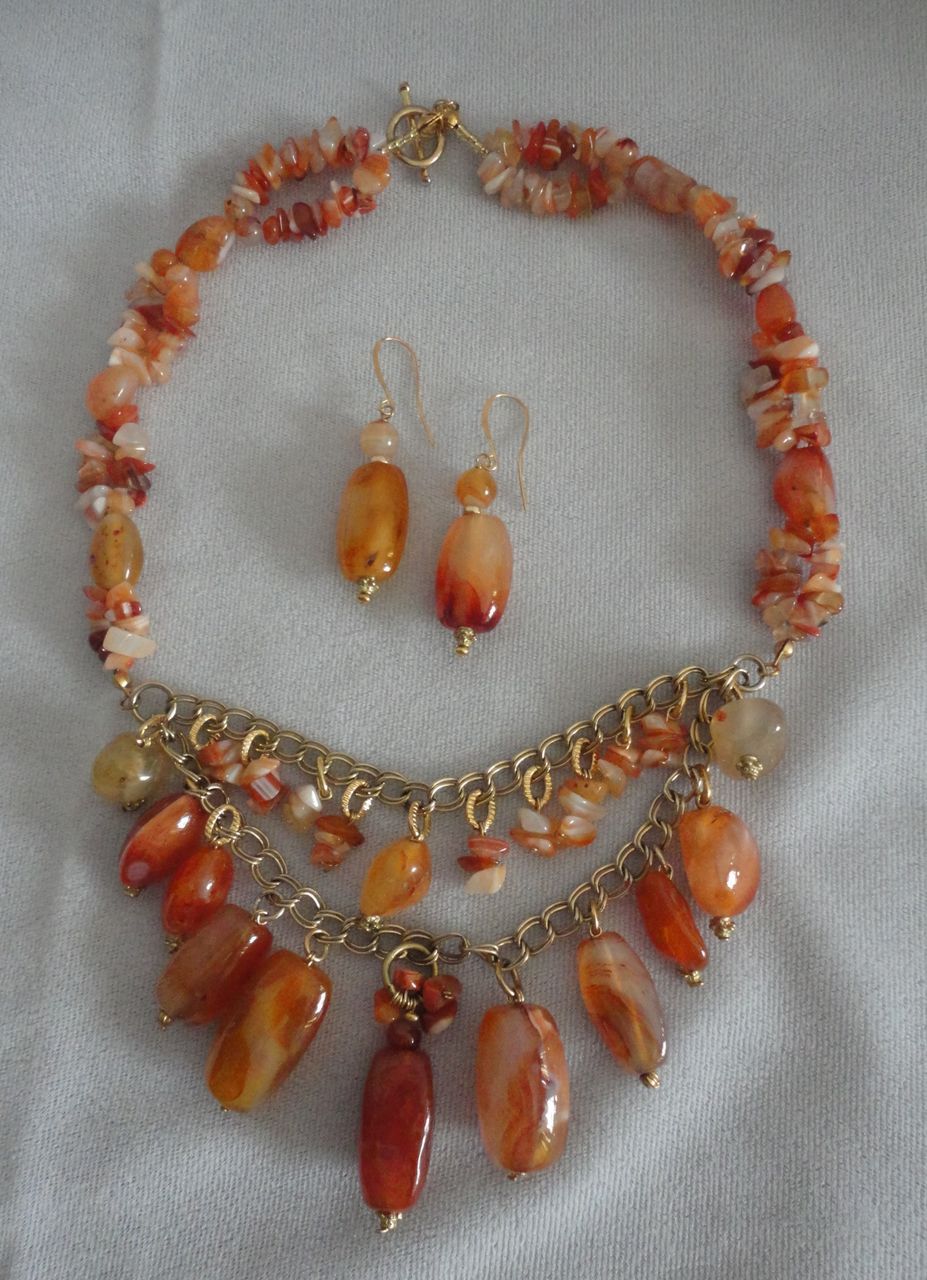Exquisite Carnelian Nuggets Gold Tone Necklace Earrings Set. Exquisite Carnelian Nuggets Gold Tone Necklace Earrings Set.