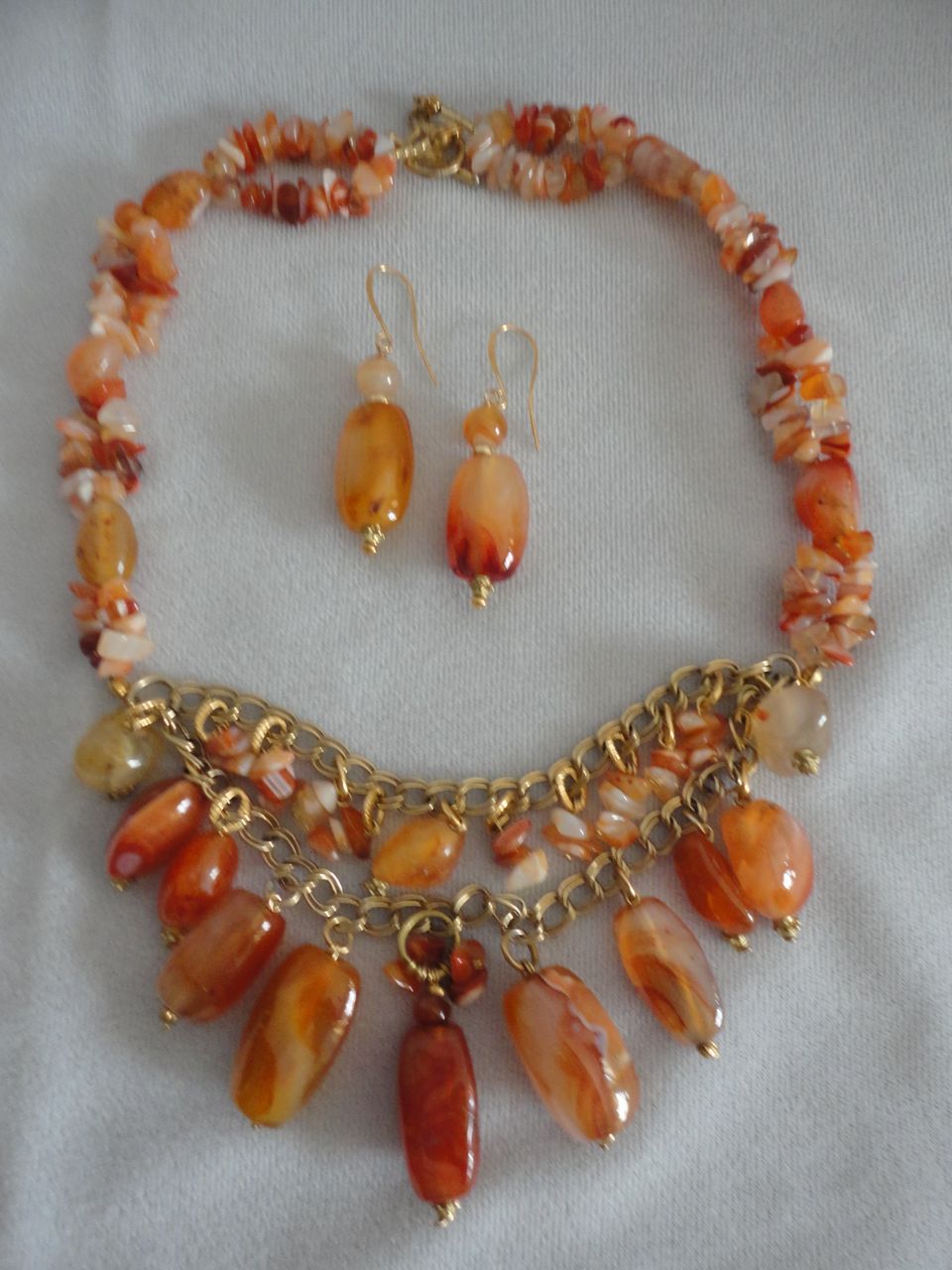 Exquisite Carnelian Nuggets Gold Tone Necklace Earrings Set. Exquisite Carnelian Nuggets Gold Tone Necklace Earrings Set.