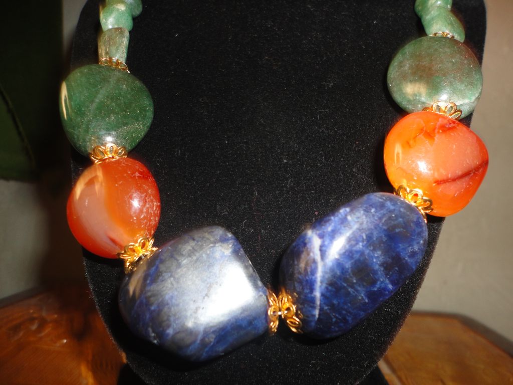 A Snazzy Lapis Lazuli, Carnelians And Egyptian Aventurine Gold Tone Necklace Earrings Set. A Snazzy Lapis Lazuli, Carnelians And Egyptian Aventurine Gold Tone Necklace Earrings Set.