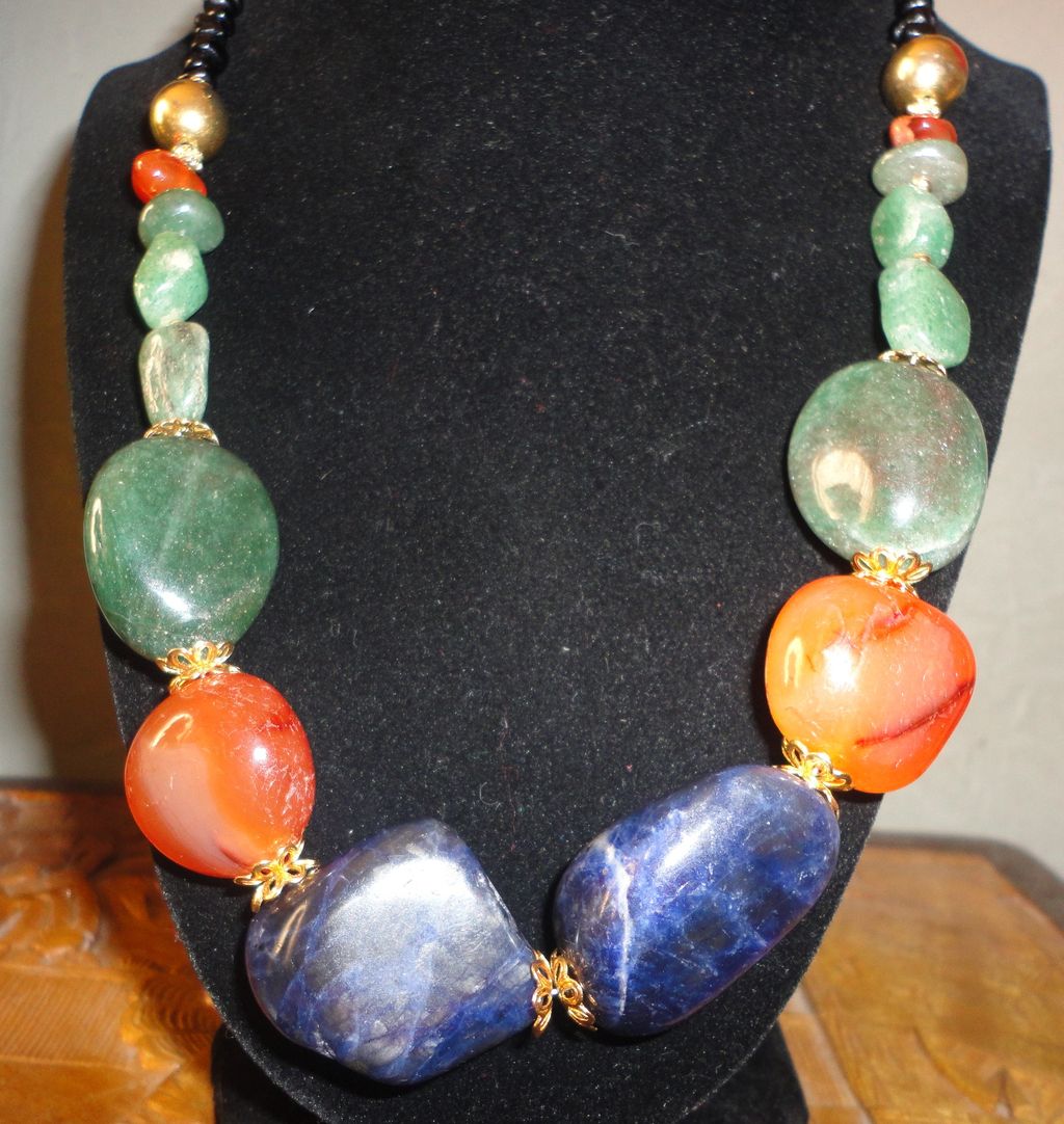 A Snazzy Lapis Lazuli, Carnelians And Egyptian Aventurine Gold Tone Necklace Earrings Set. A Snazzy Lapis Lazuli, Carnelians And Egyptian Aventurine Gold Tone Necklace Earrings Set.