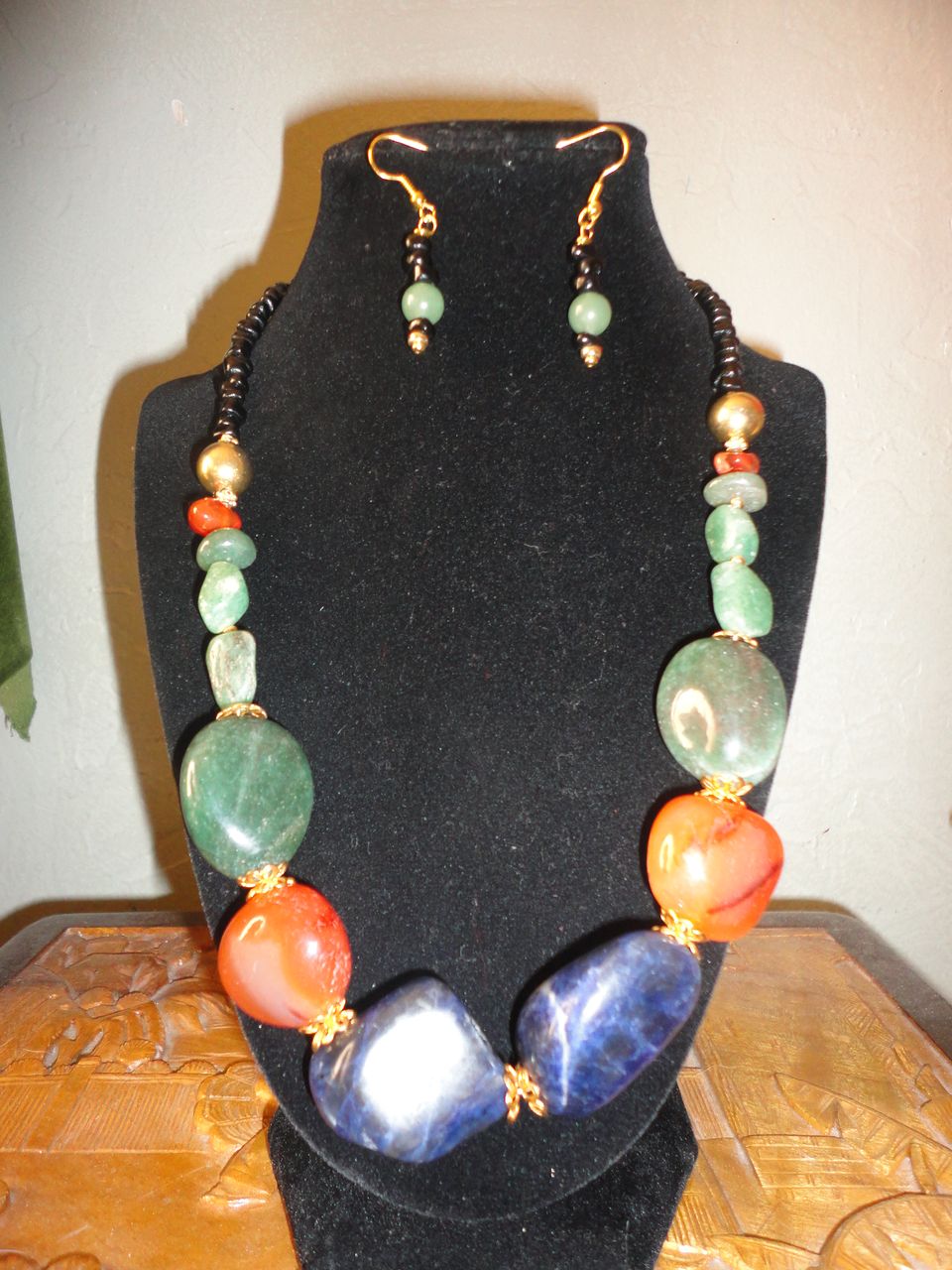 A Snazzy Lapis Lazuli, Carnelians And Egyptian Aventurine Gold Tone Necklace Earrings Set. A Snazzy Lapis Lazuli, Carnelians And Egyptian Aventurine Gold Tone Necklace Earrings Set.