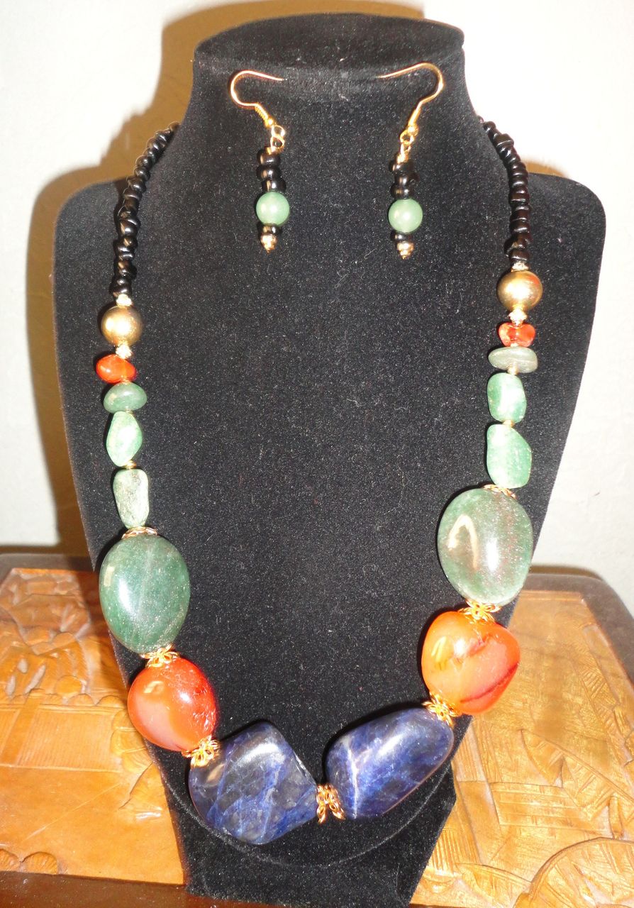 A Snazzy Lapis Lazuli, Carnelians And Egyptian Aventurine Gold Tone Necklace Earrings Set. A Snazzy Lapis Lazuli, Carnelians And Egyptian Aventurine Gold Tone Necklace Earrings Set.