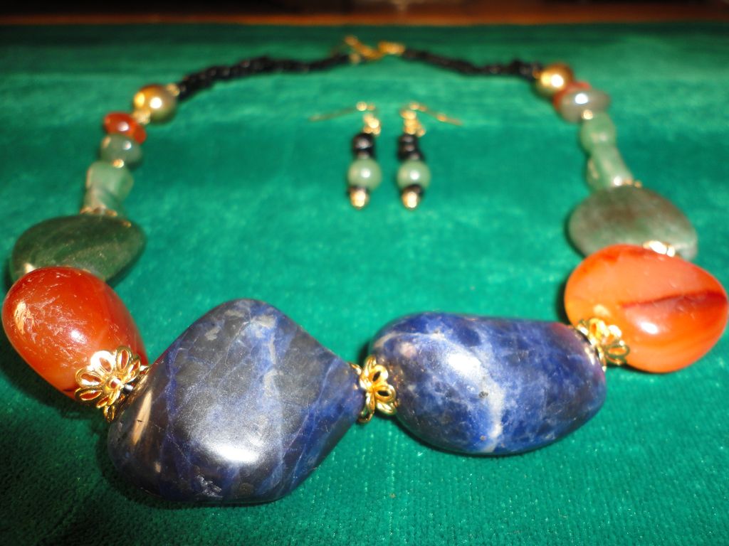 A Snazzy Lapis Lazuli, Carnelians And Egyptian Aventurine Gold Tone Necklace Earrings Set. A Snazzy Lapis Lazuli, Carnelians And Egyptian Aventurine Gold Tone Necklace Earrings Set.