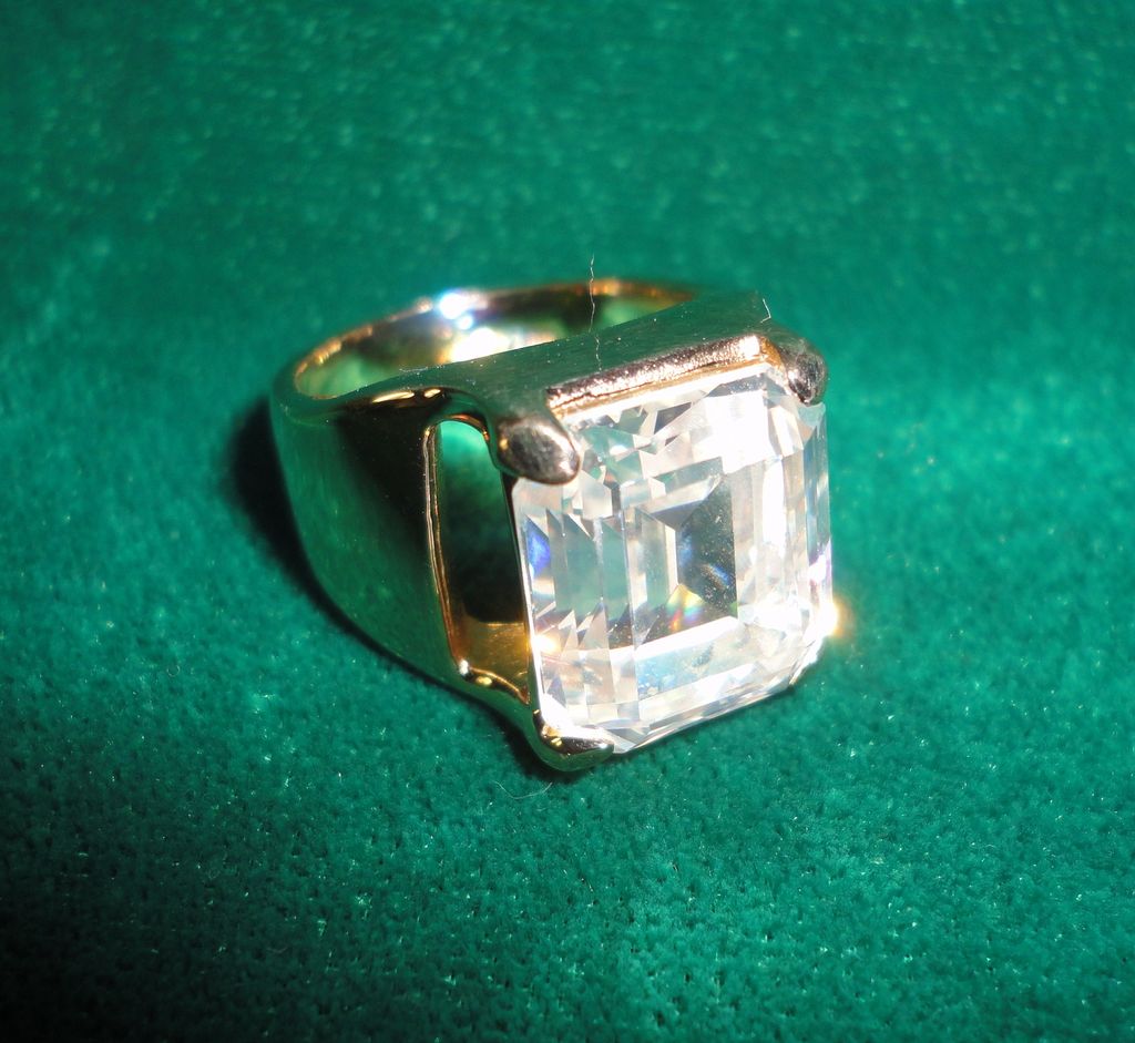 Exquisite Vintage Cushion-Cut Crystals Woman Ring Exquisite Vintage Cushion-Cut Crystals Woman Ring