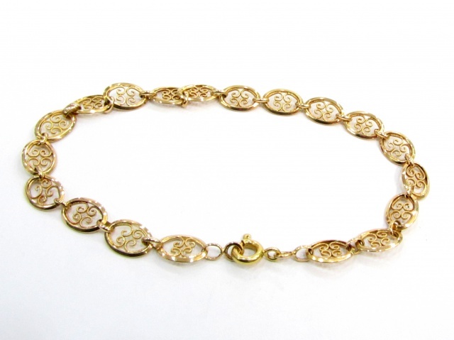 Delightful Vintage French 18 Carat Gold Filigree Bracelet 6.85 Grams. Delightful Vintage French 18 Carat Gold Filigree Bracelet 6.85 Grams.