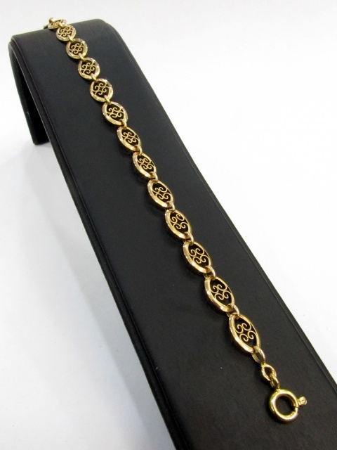 Delightful Vintage French 18 Carat Gold Filigree Bracelet 6.85 Grams. Delightful Vintage French 18 Carat Gold Filigree Bracelet 6.85 Grams.
