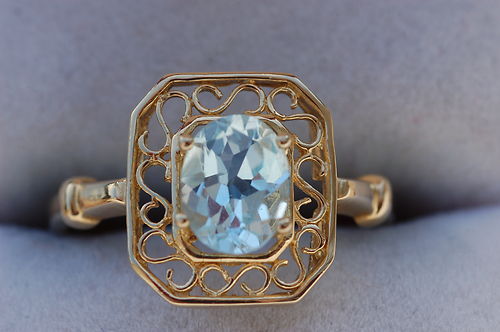 Beautiful Vintage French 18 Carat Gold Blue Topaz Ring. Beautiful Vintage French 18 Carat Gold Blue Topaz Ring.