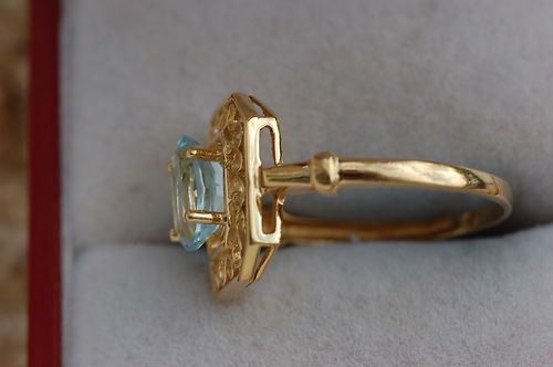 Beautiful Vintage French 18 Carat Gold Blue Topaz Ring. Beautiful Vintage French 18 Carat Gold Blue Topaz Ring.