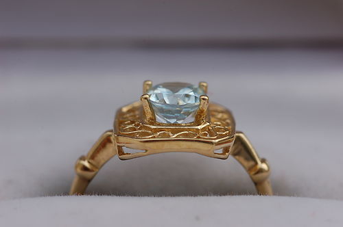 Beautiful Vintage French 18 Carat Gold Blue Topaz Ring. Beautiful Vintage French 18 Carat Gold Blue Topaz Ring.